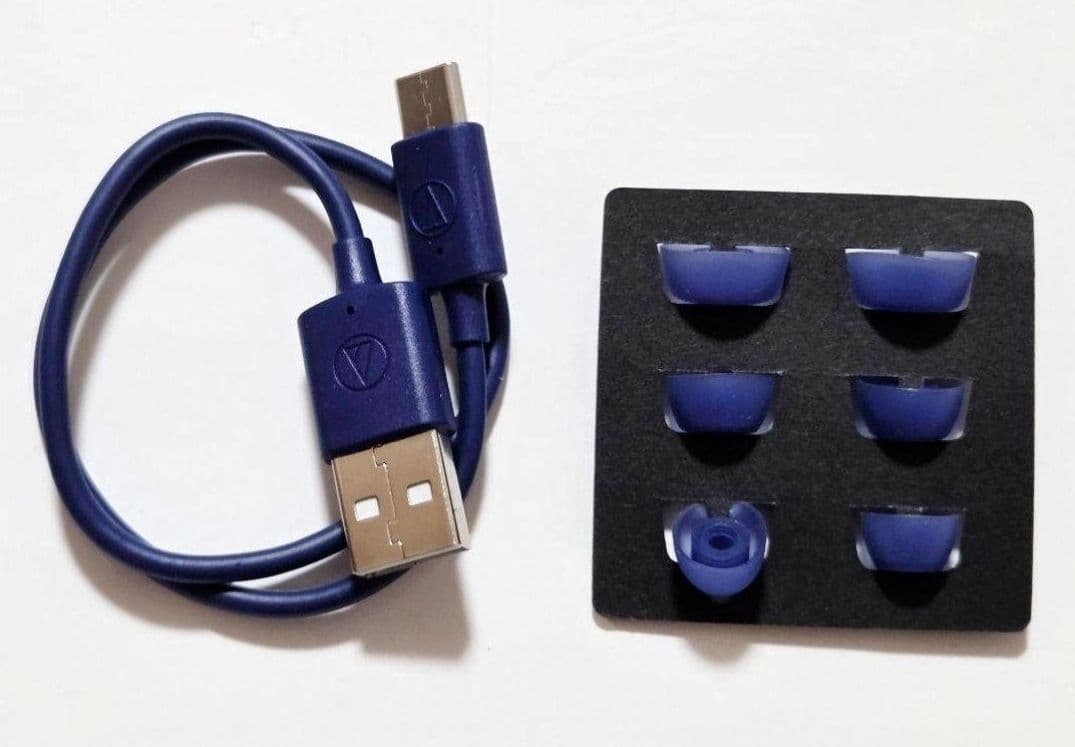 オーディオテクニカ　ワイヤレスイヤホン　ATH-SQ1TW2 NRD　新品に近い