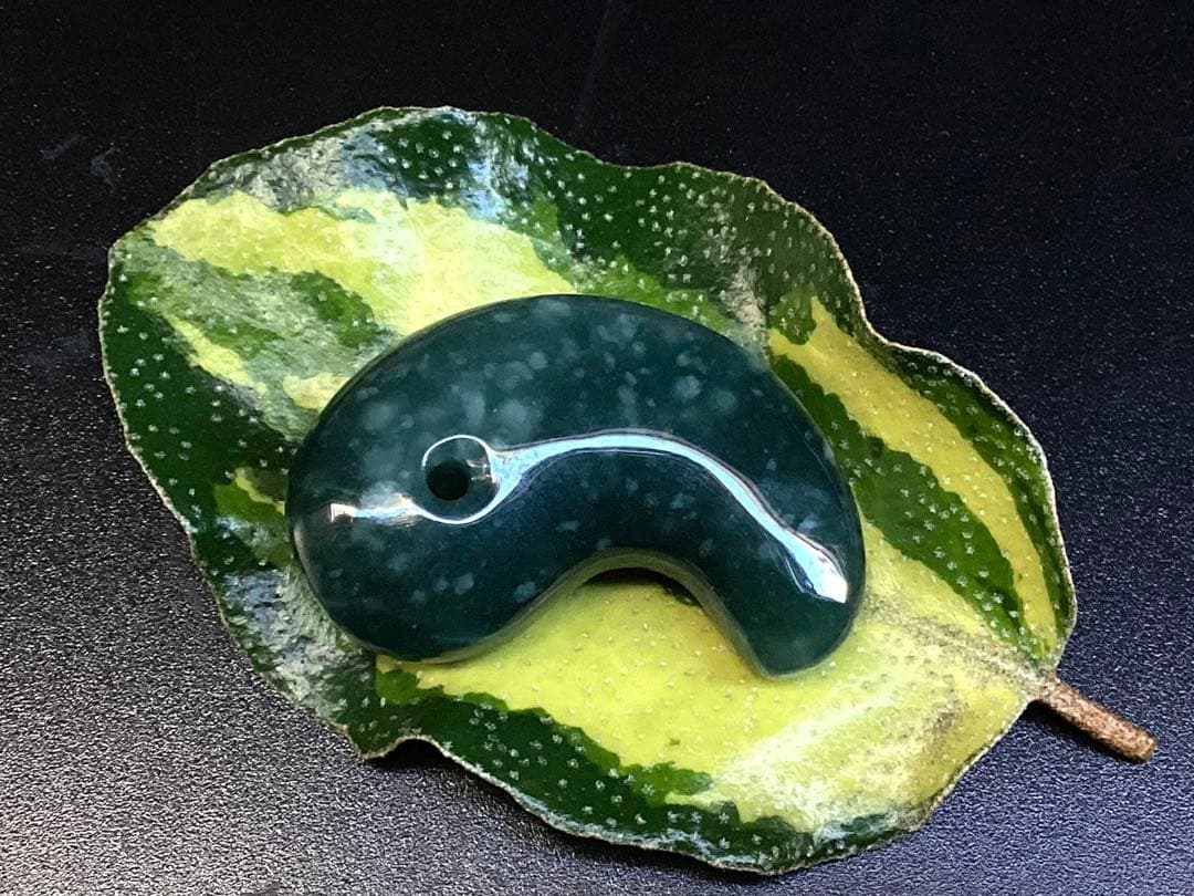 糸魚川翡翠【入りコン沢】勾玉　今年2度目の大当たり特大原石より極上高品質　鑑別書