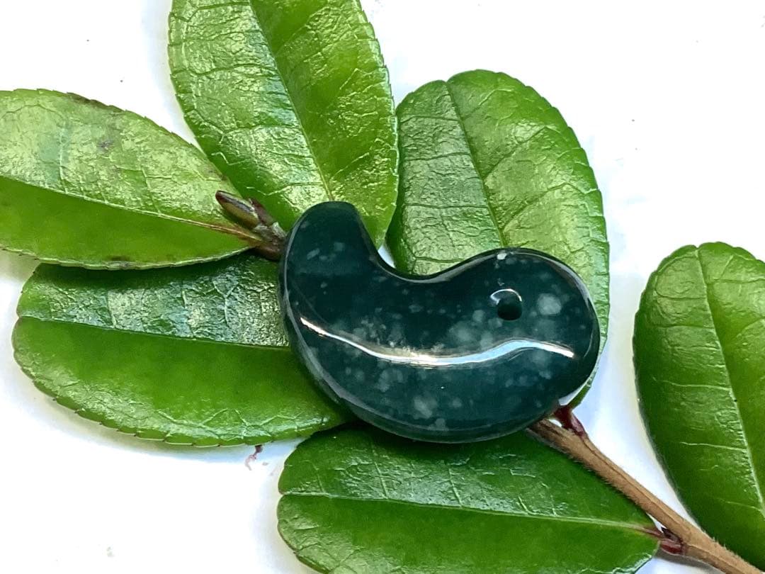 糸魚川翡翠【入りコン沢】勾玉　今年2度目の大当たり特大原石より極上高品質　鑑別書