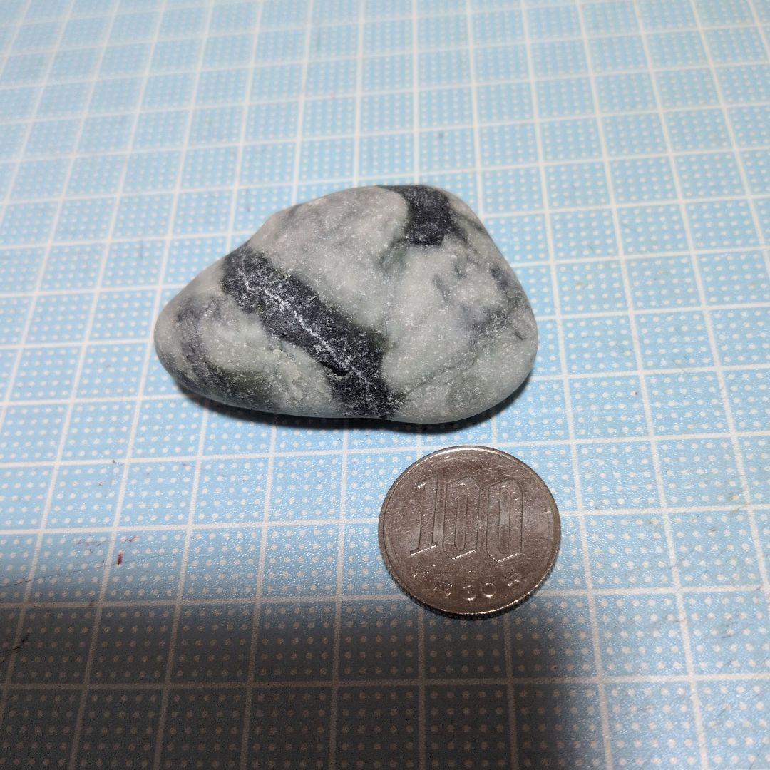 灰色と黒の模様の石