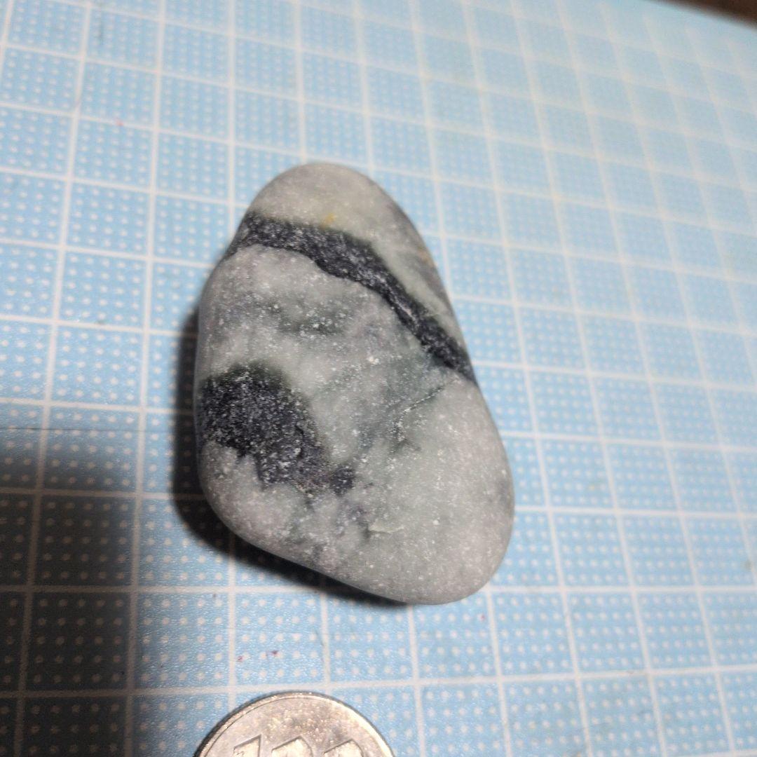 灰色と黒の模様の石