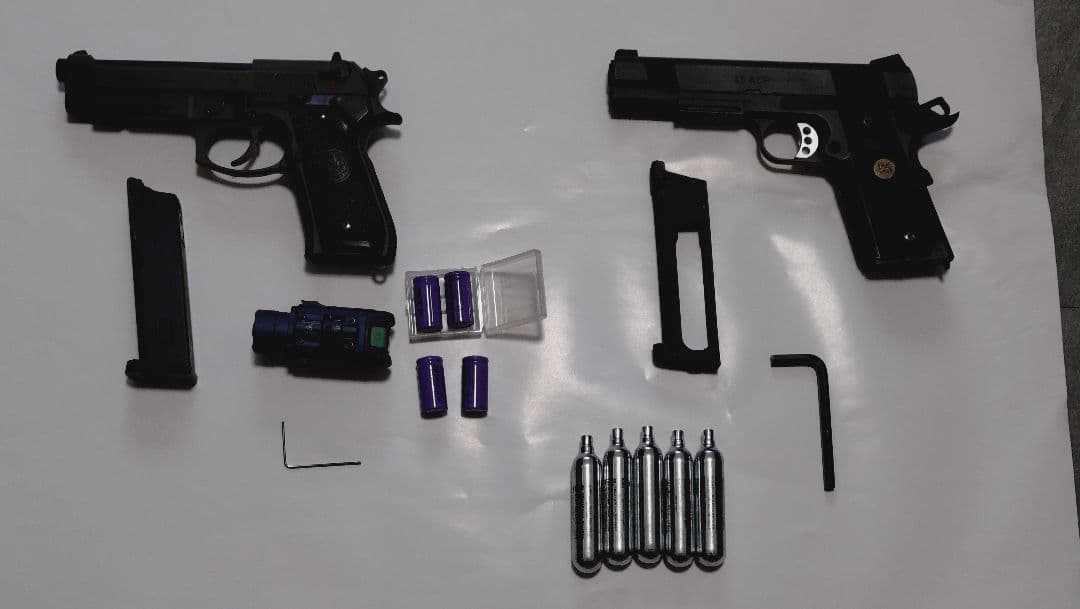 モデルガン２丁及びレ−ザ−サイト