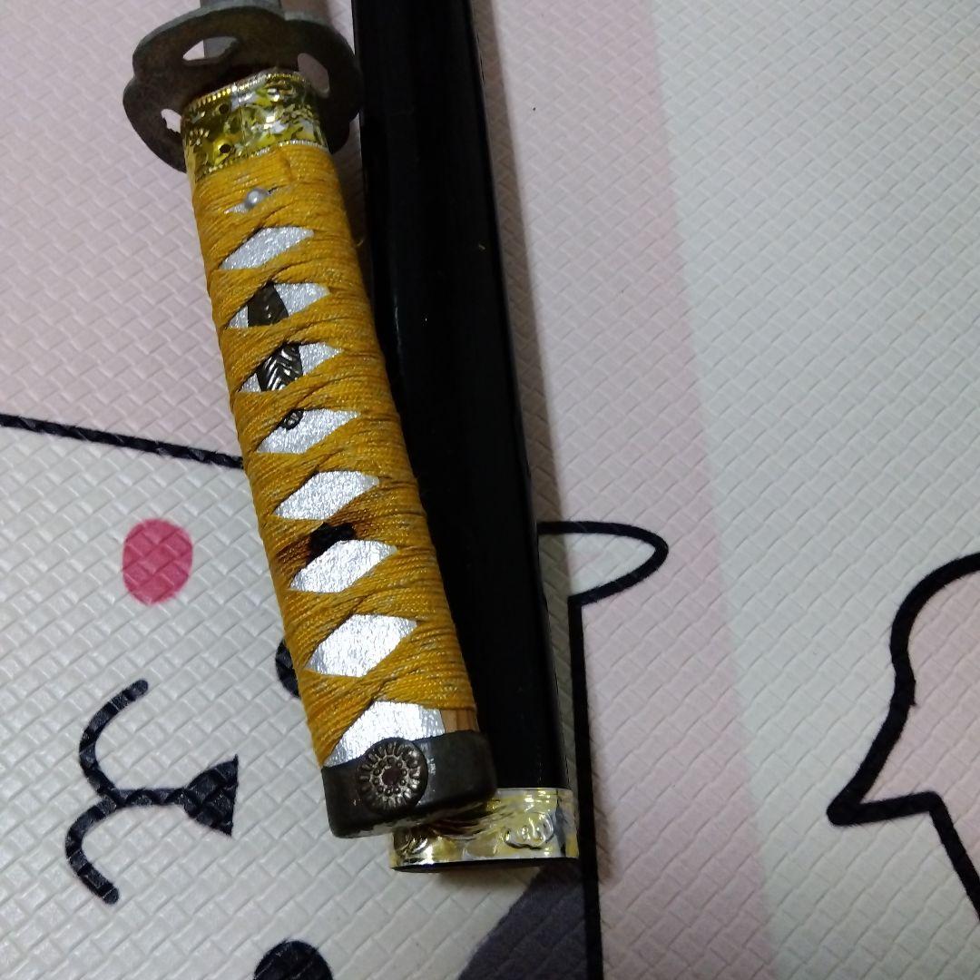 刀 黒と黄色のグリップ　模造刀　レプリカ　玩具