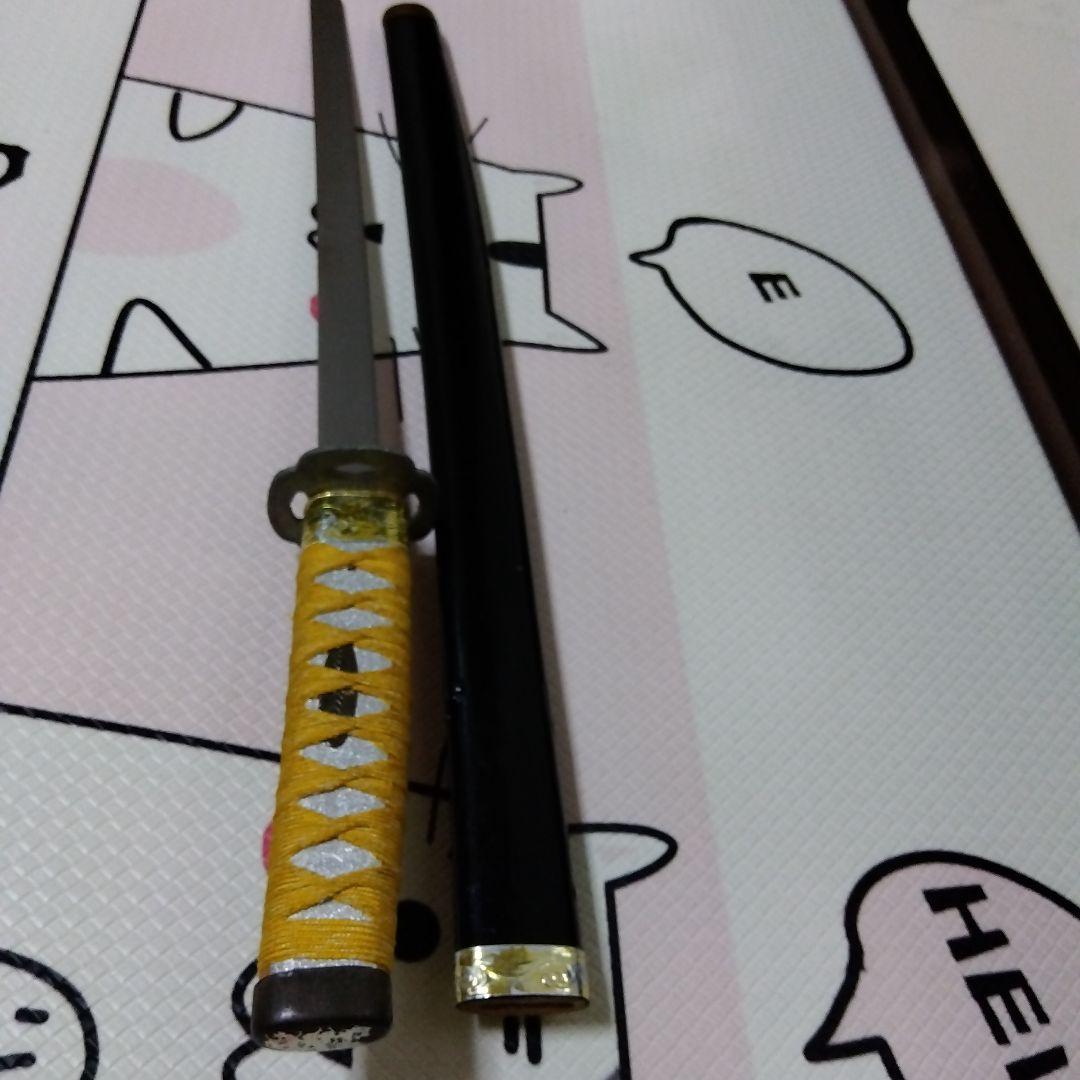刀 黒と黄色のグリップ　模造刀　レプリカ　玩具