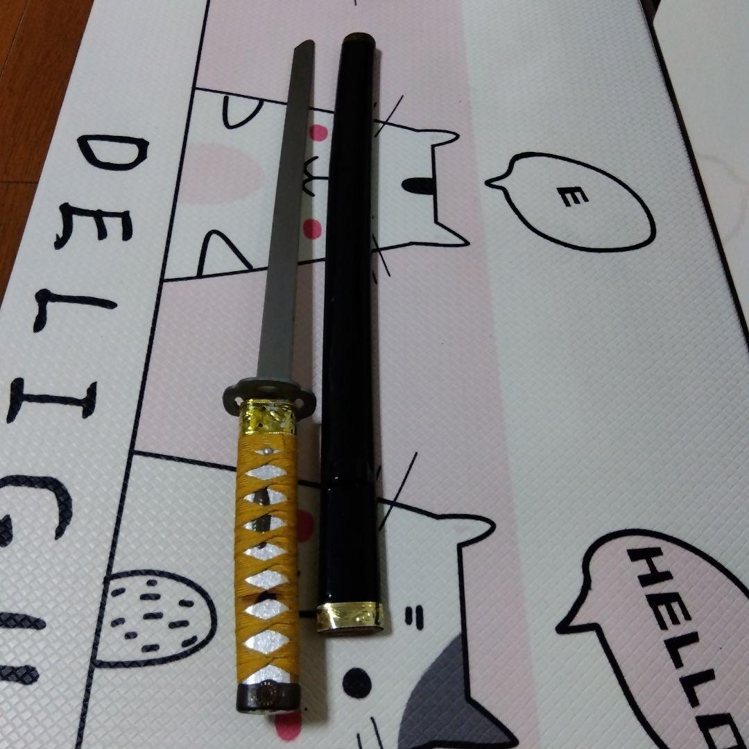 刀 黒と黄色のグリップ　模造刀　レプリカ　玩具