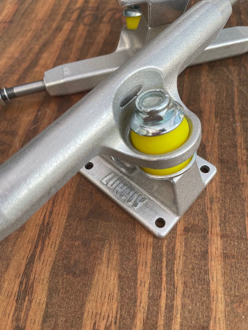 スケートボード　スケボー　トラック　LURPIV TRUCK ラーピヴ