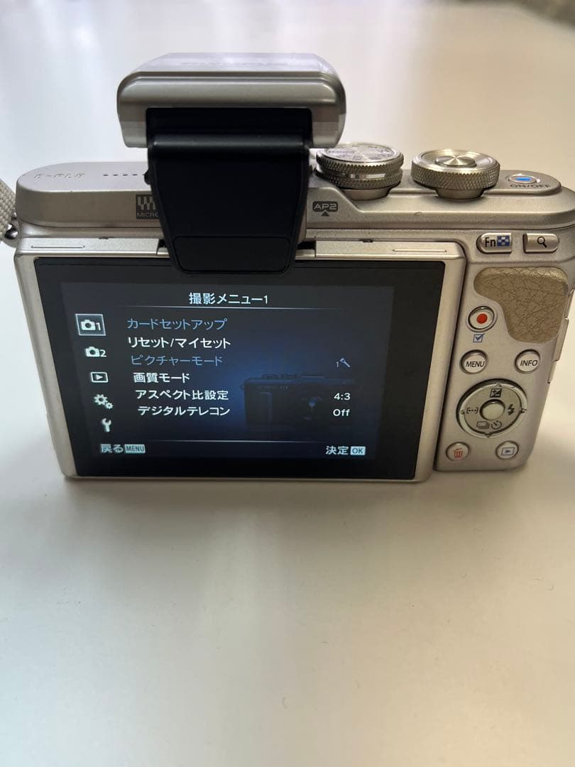 OLYMPUS PEN E-PL8 25mmレンズ付