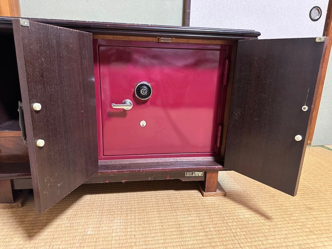 昭和レトロな高級ヴィンテージ・キャビネット。木目と質感が魅力です。（金庫つき）