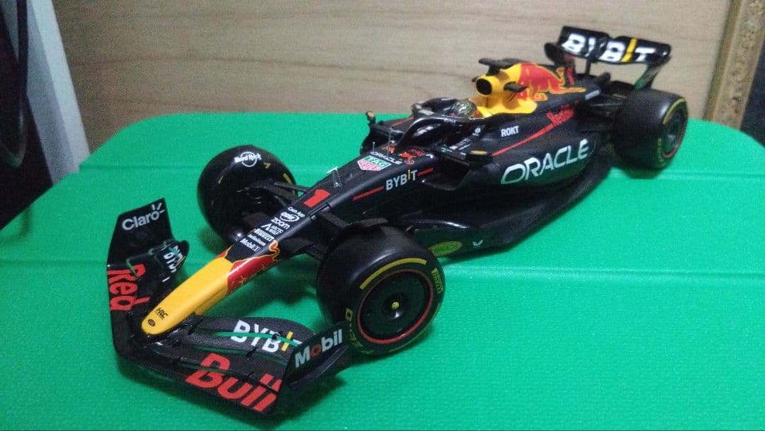 ブラーゴ1/18 オラクル レッドブルレーシング RB19 フェルスタッペン