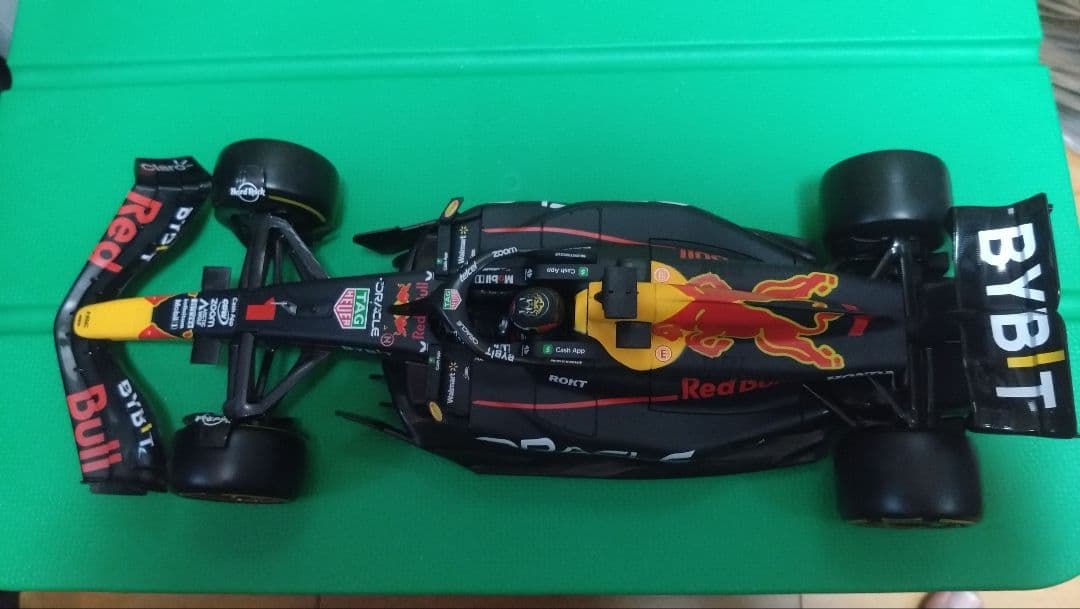 ブラーゴ1/18 オラクル レッドブルレーシング RB19 フェルスタッペン