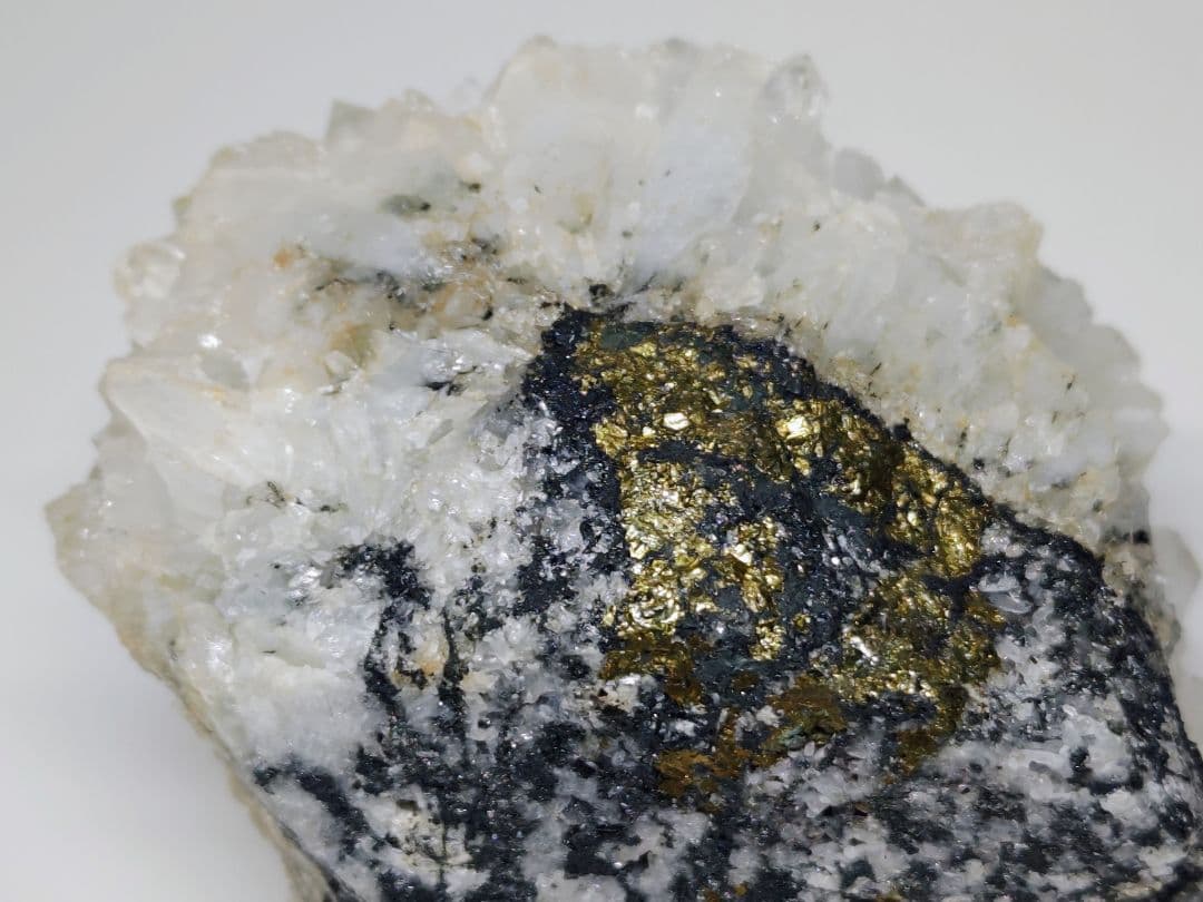 水晶 1kg クォーツ パイライト 黄鉄鉱 原石 鑑賞石 自然石 誕生石 鉱物