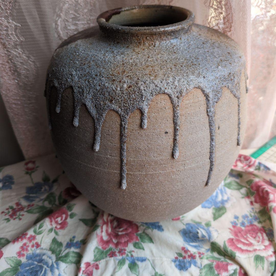 グレーとブラウンの陶芸壺