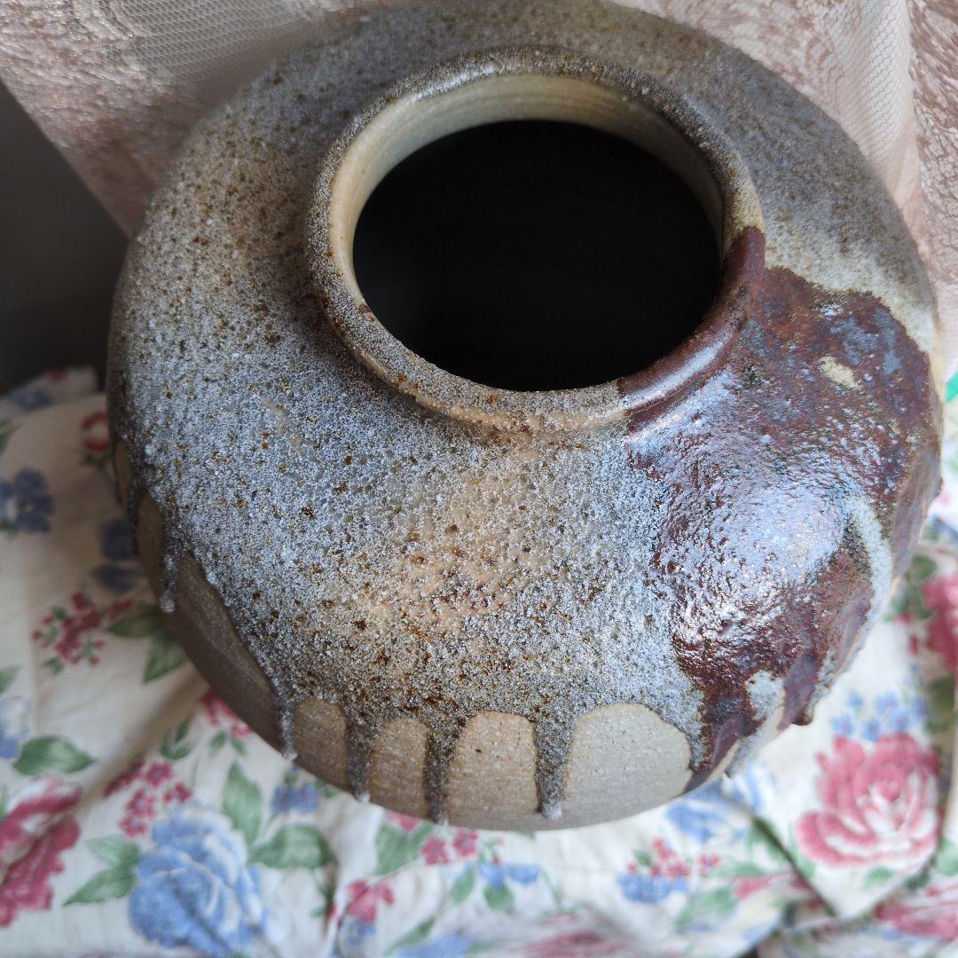 グレーとブラウンの陶芸壺
