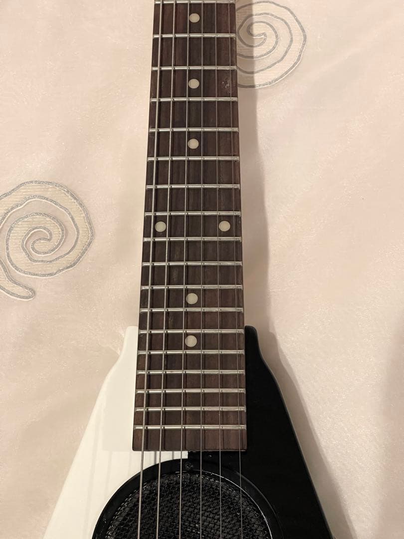 K-garage Junior アンプ内蔵 ミニギターV型 白黒