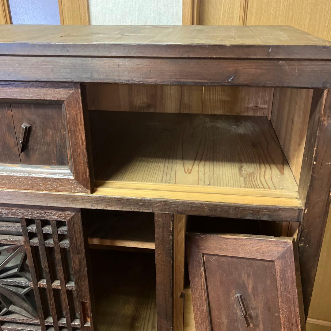 「組子細工のガラス入り引き戸」のある大正〜昭和時代のレトロな水屋箪笥