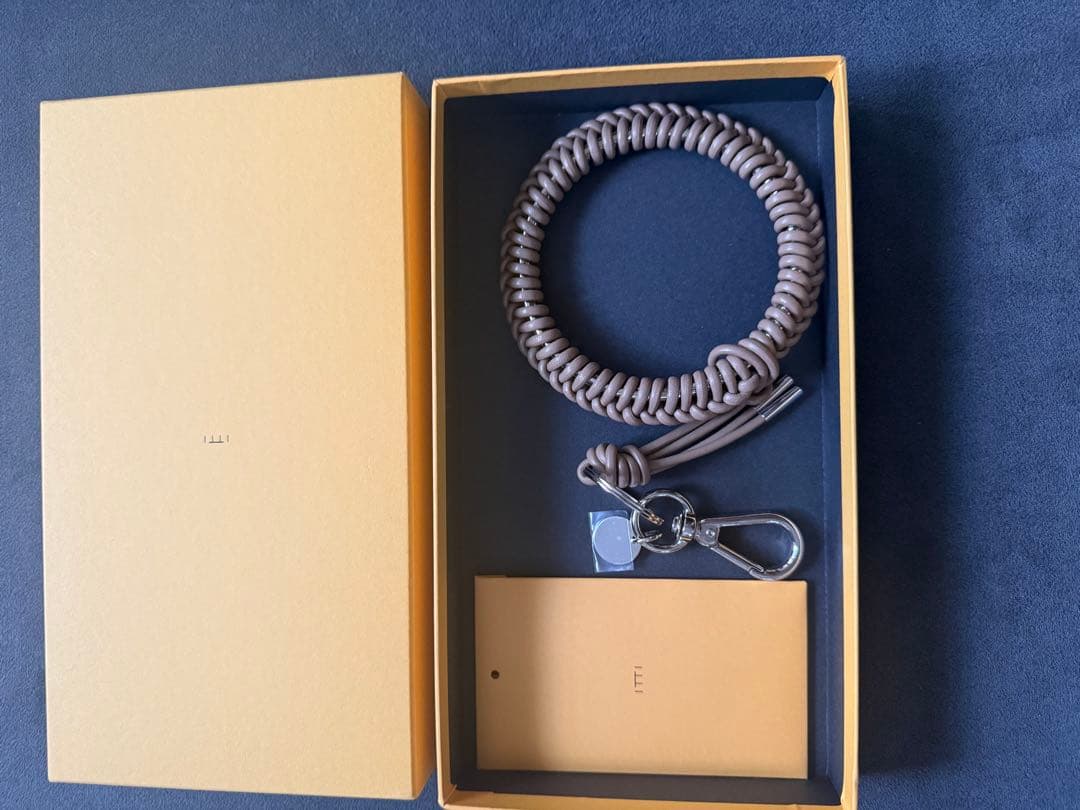 itti イッチ　CRISTY KNOT WRIST CIRCLE CHARM