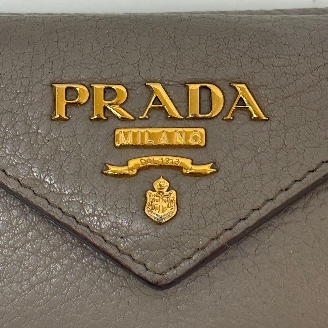 【ギャランティ完備】PRADA 3つ折り財布 グレージュ レザー