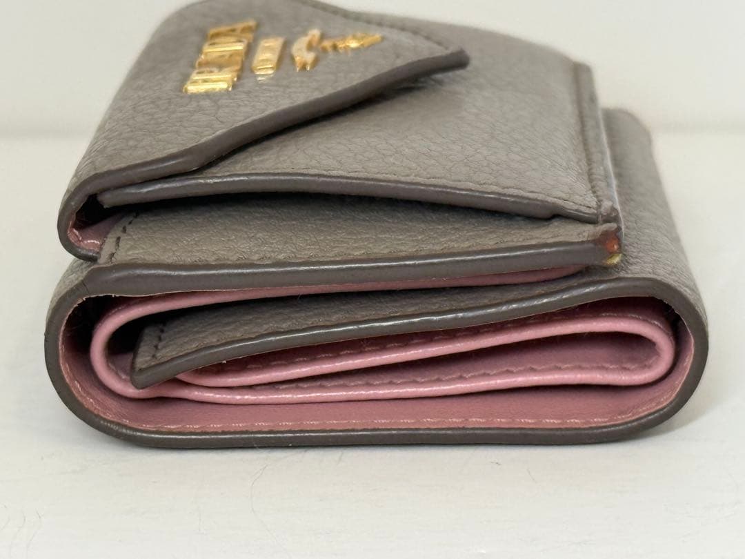 【ギャランティ完備】PRADA 3つ折り財布 グレージュ レザー