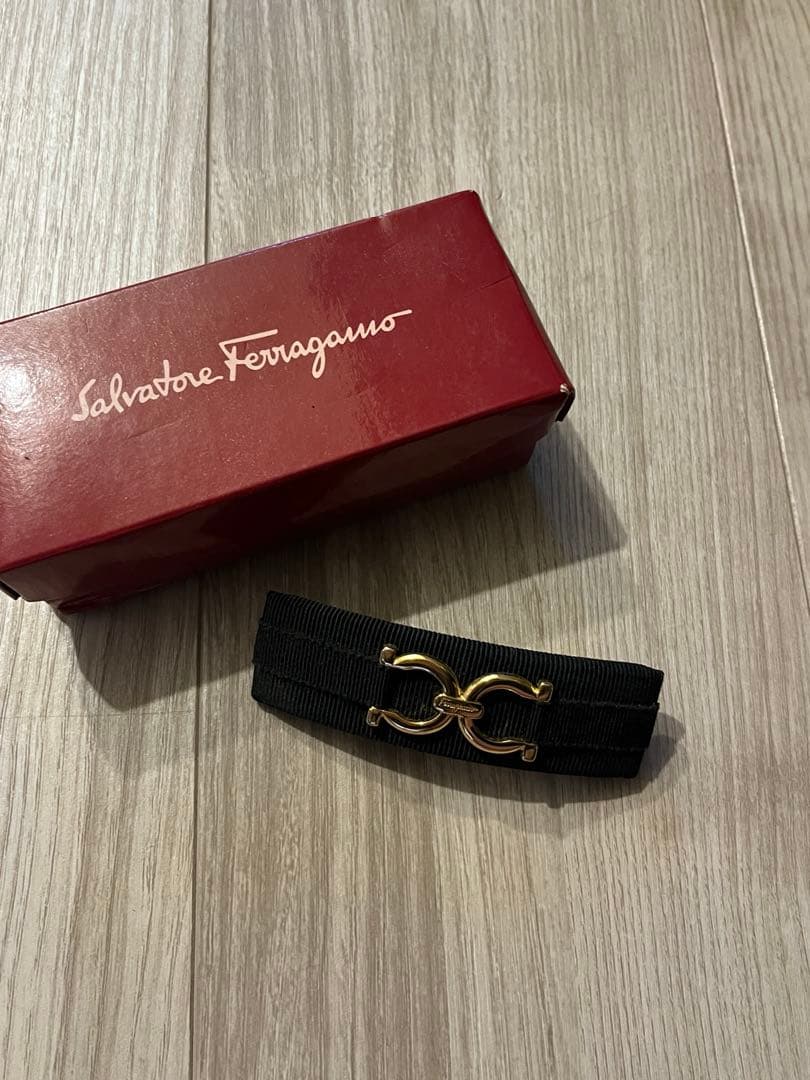 Salvatore Ferragamo ガンチー二　バレッタ　ブラック