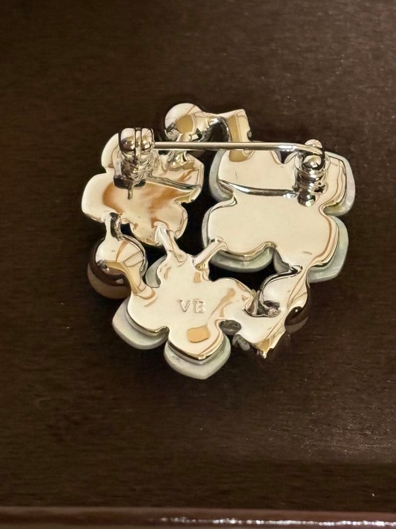 ヴァンドームブティックのシェルブローチ