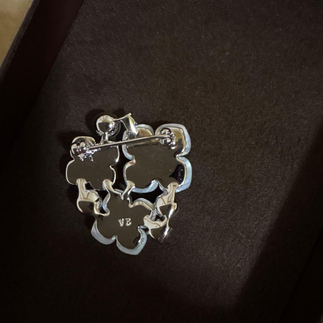 ヴァンドームブティックのシェルブローチ