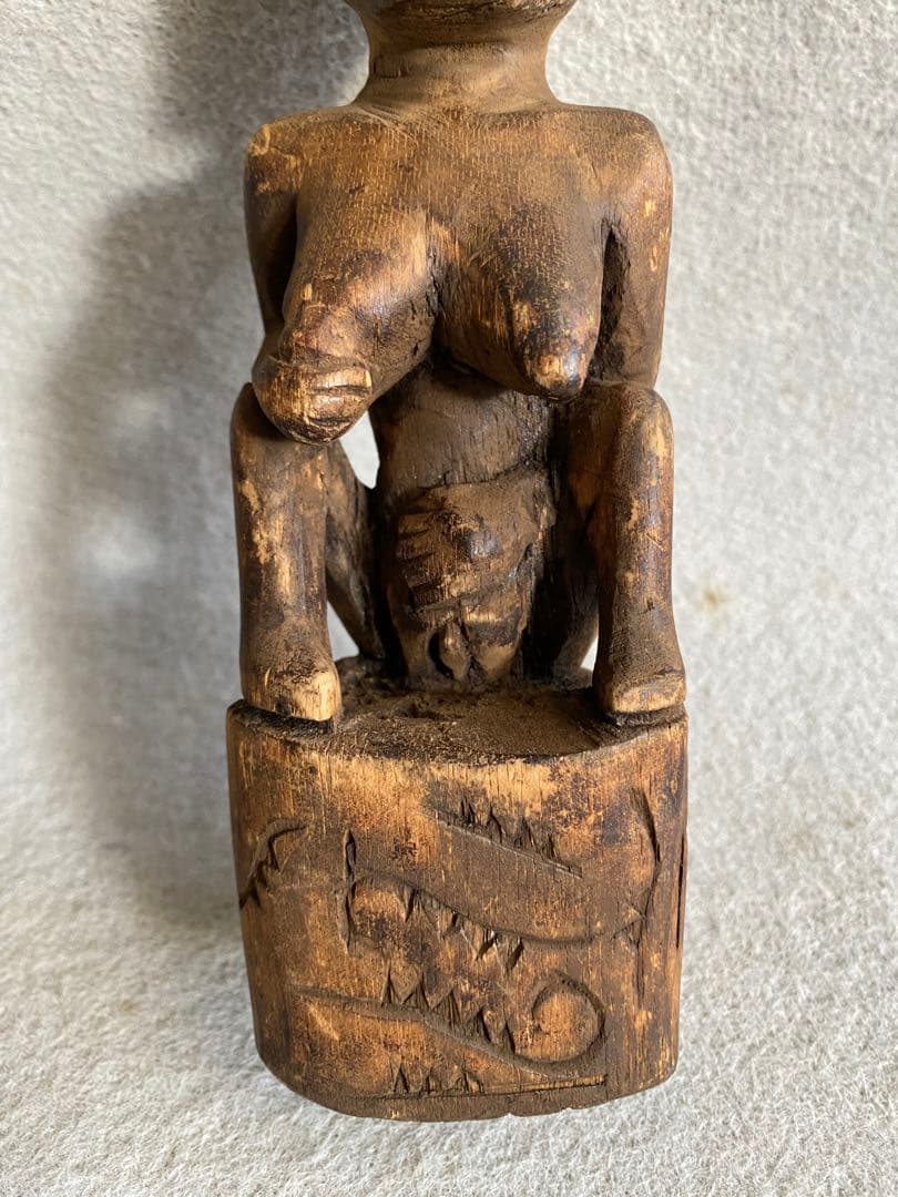 【インドネシア・スマトラ】木彫り／プリミティブアート　男女の置物