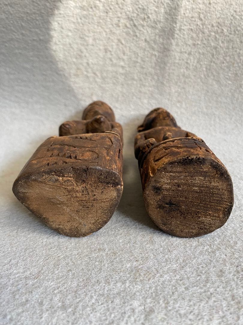 【インドネシア・スマトラ】木彫り／プリミティブアート　男女の置物