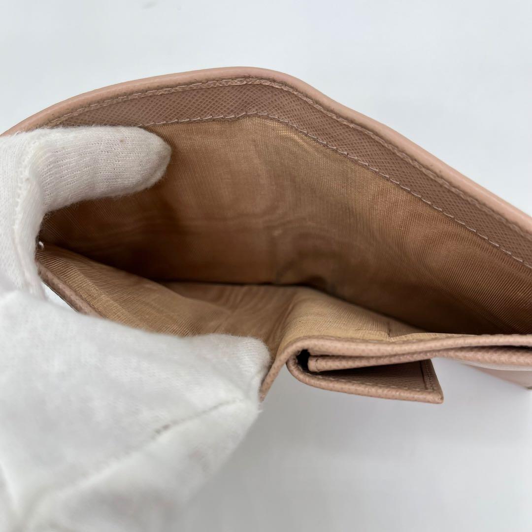 【美品】PRADA 二つ折り財布 ロゴ金具 サフィアーノレザー ピンク