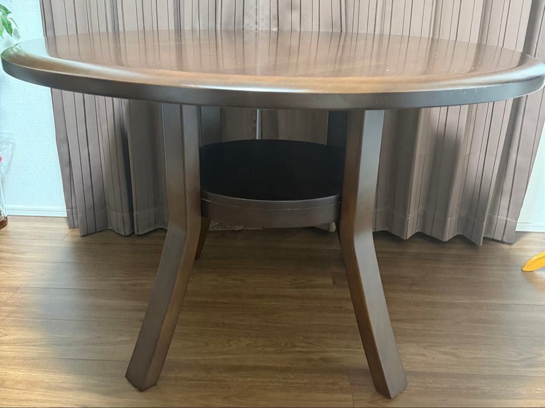 天然木を利用した円形ダイニングテーブル