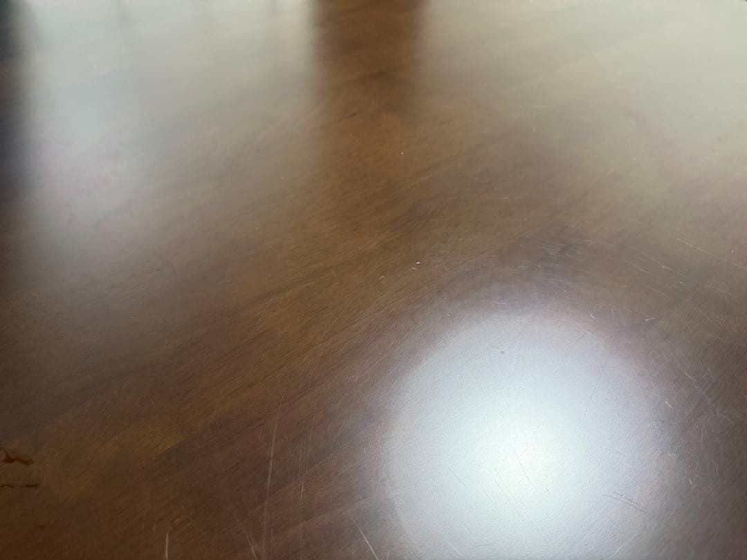 天然木を利用した円形ダイニングテーブル