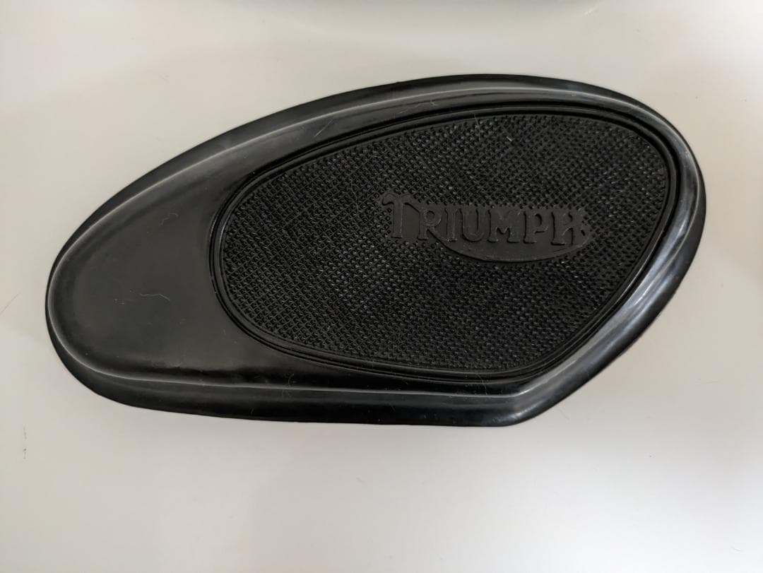 TRIUMPH 旧エンブレムとグリップセット