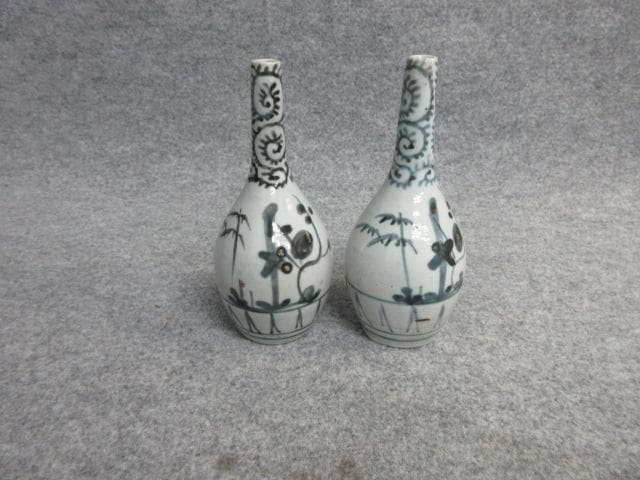 古伊万里染付たこ唐草に松竹梅文徳利一対 [B26345]