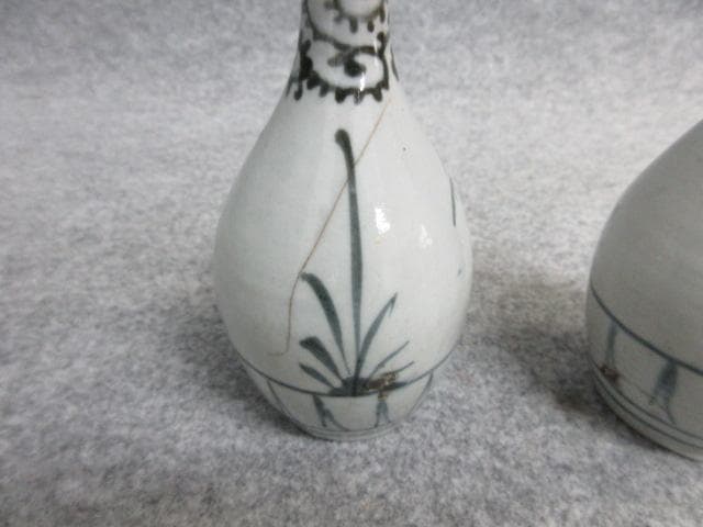 古伊万里染付たこ唐草に松竹梅文徳利一対 [B26345]