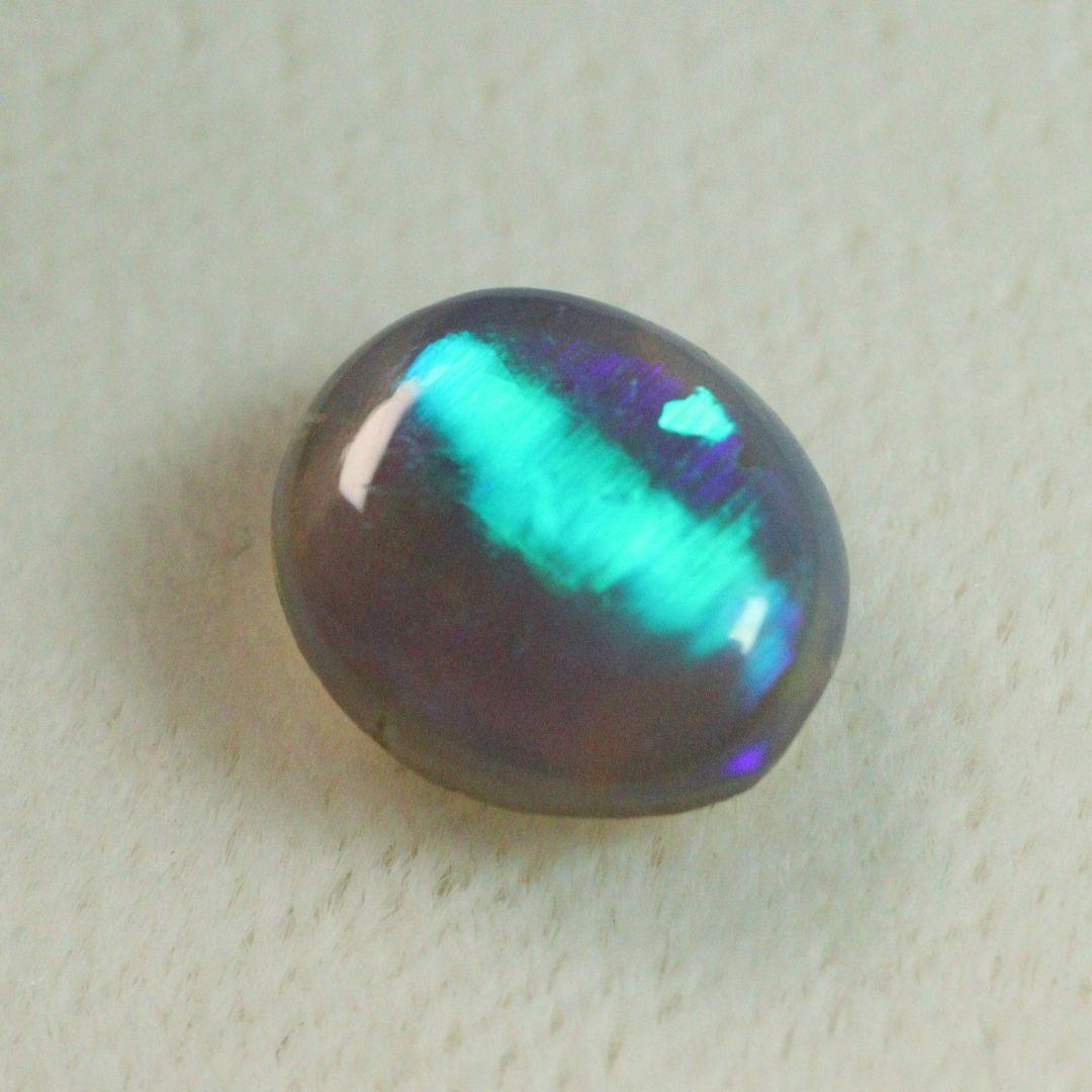 オーストラリア　ライトニングリッジ産ブラックオパール　キャッツアイ　B023