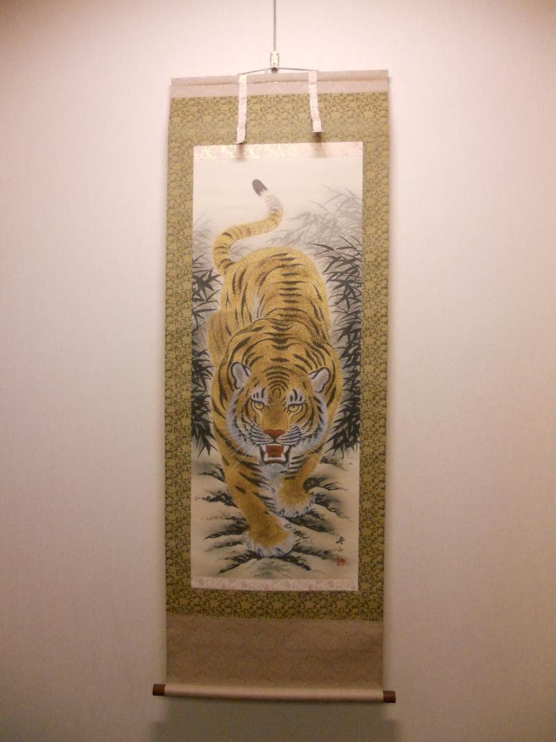 掛け軸 寿山 猛虎図 絹本 希少 軸装 茶道具 掛軸 美品 です。