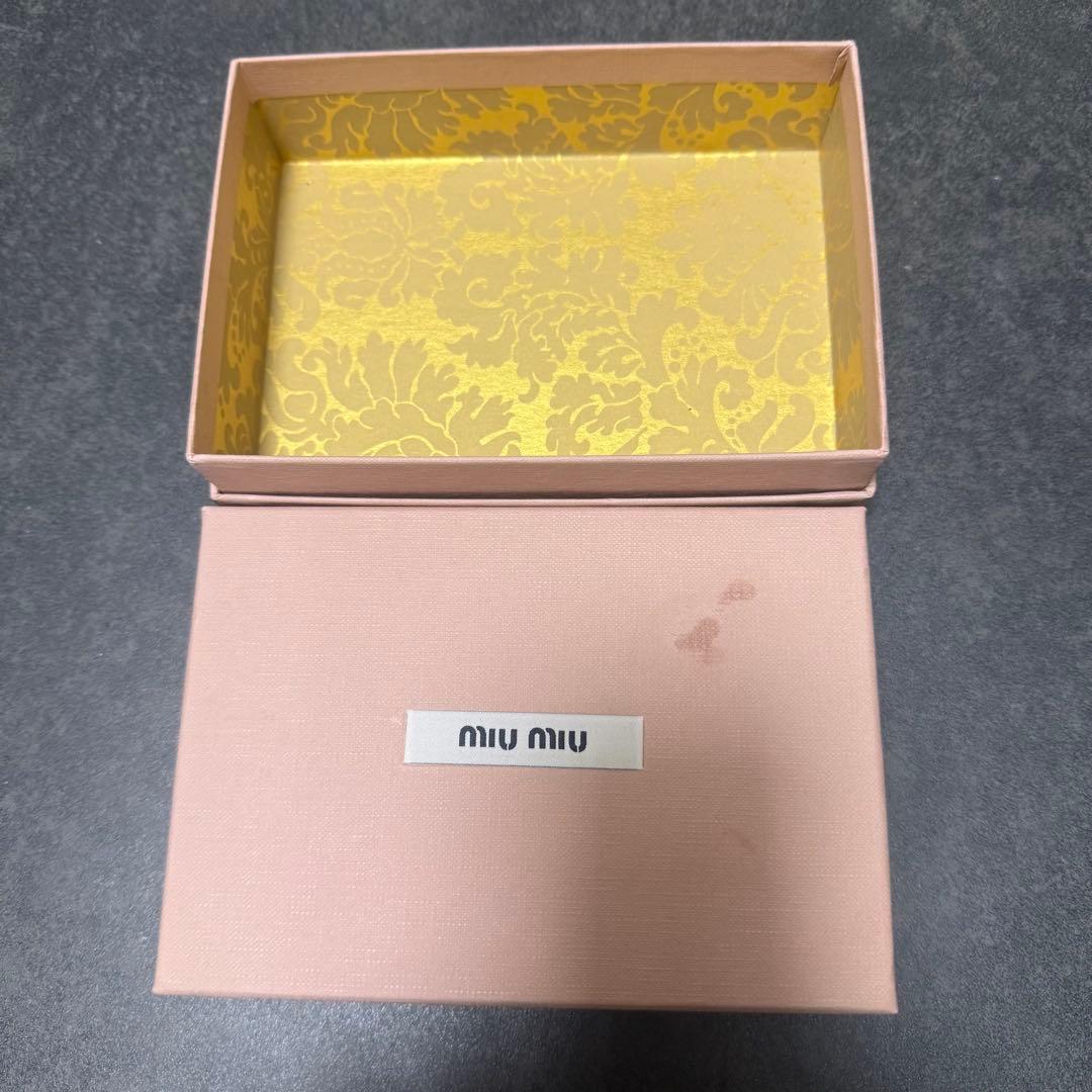 miu miu 三つ折り財布 黒 マテラッセレザー