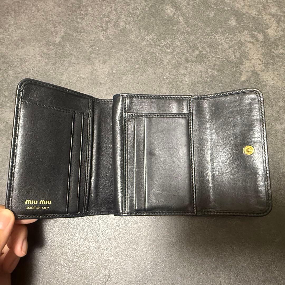 miu miu 三つ折り財布 黒 マテラッセレザー