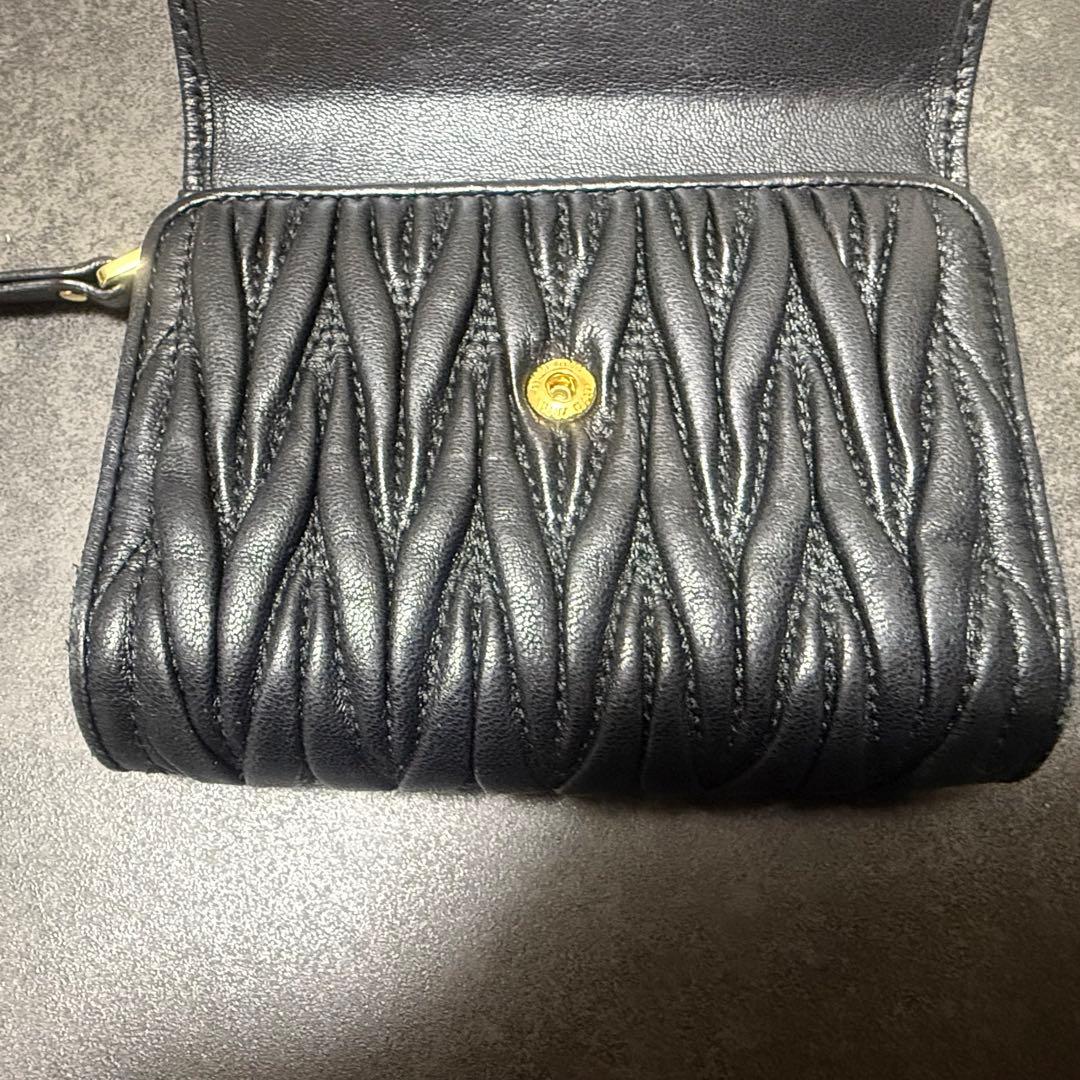 miu miu 三つ折り財布 黒 マテラッセレザー