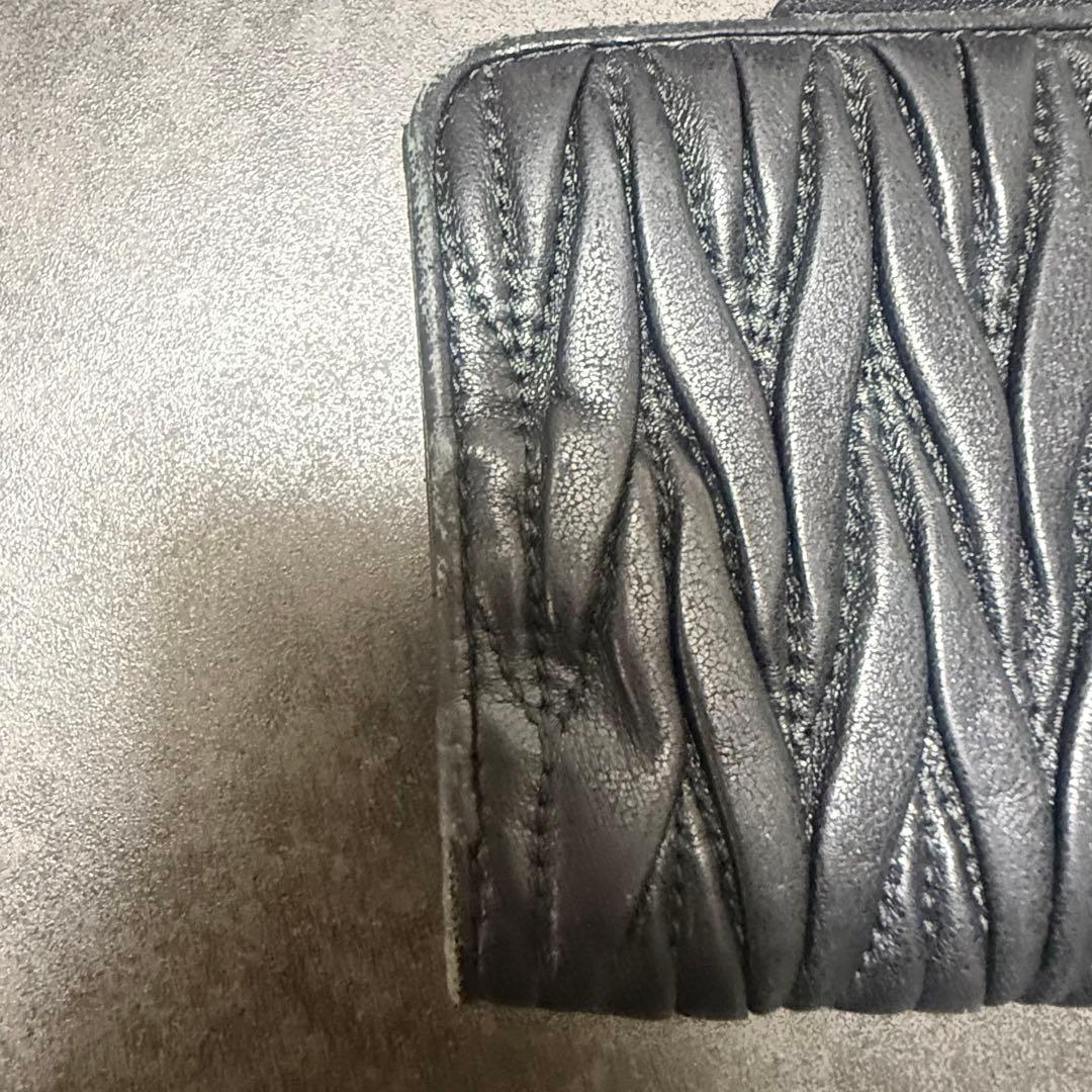 miu miu 三つ折り財布 黒 マテラッセレザー