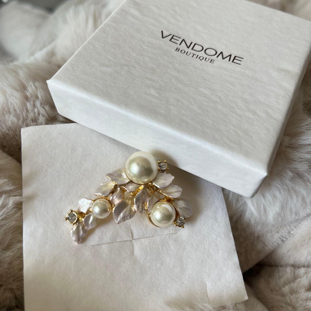 VENDOME パールとクリスタルのブローチ