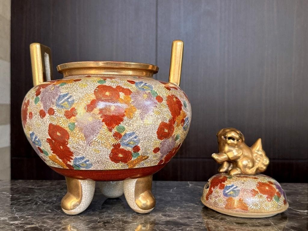 美品　京薩摩　蓮山　香炉　獅子　三ツ脚　蓋付　金彩　豪華絢爛　壼飾　花入　大香炉