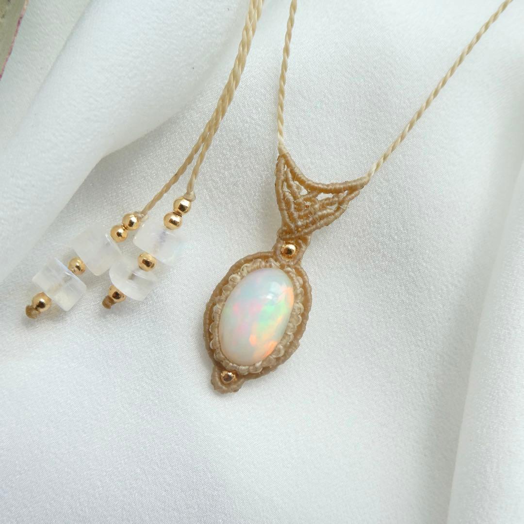 オパールのマクラメネックレス