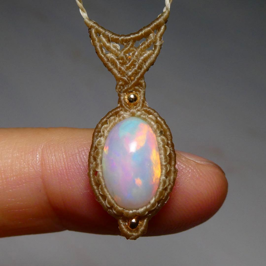 オパールのマクラメネックレス