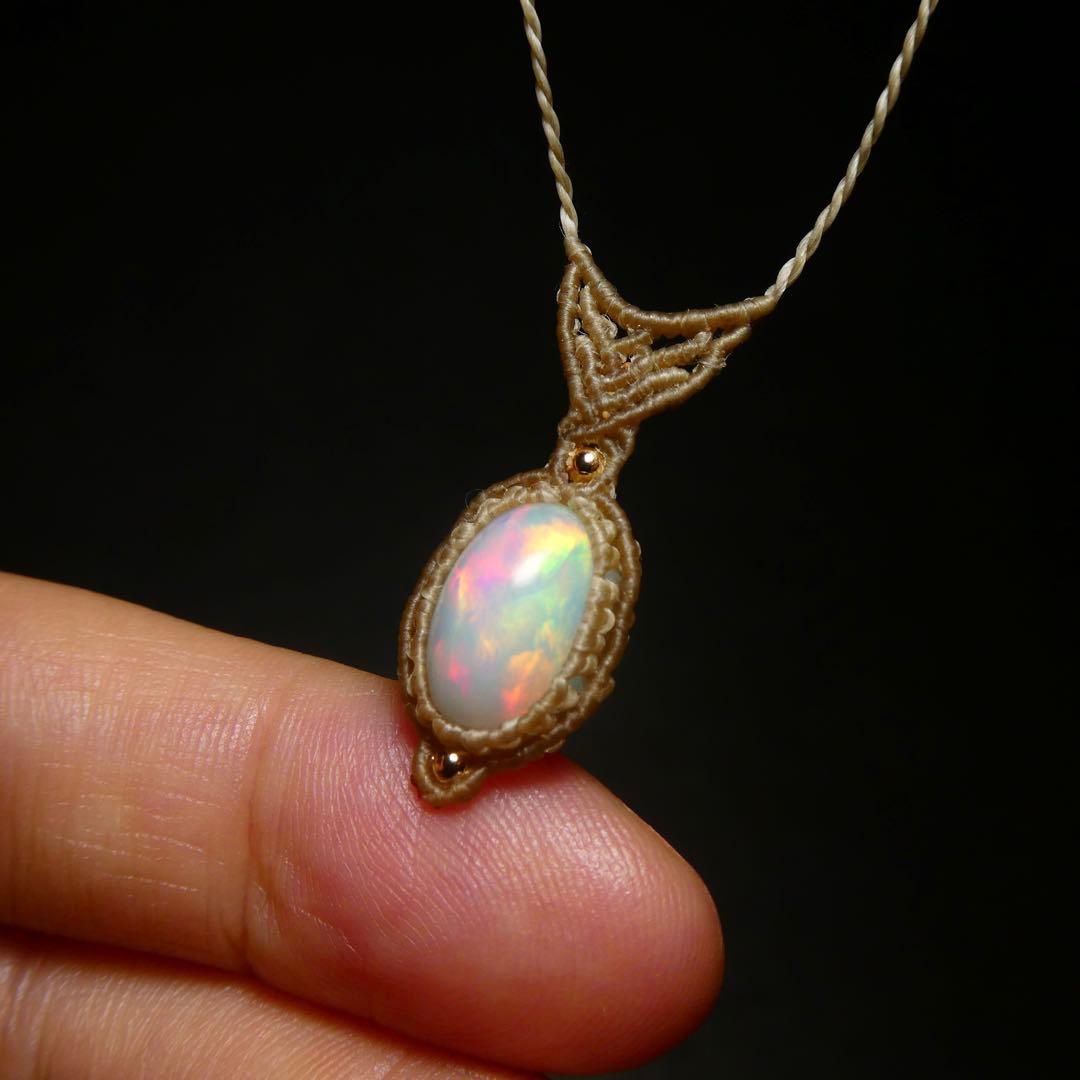 オパールのマクラメネックレス