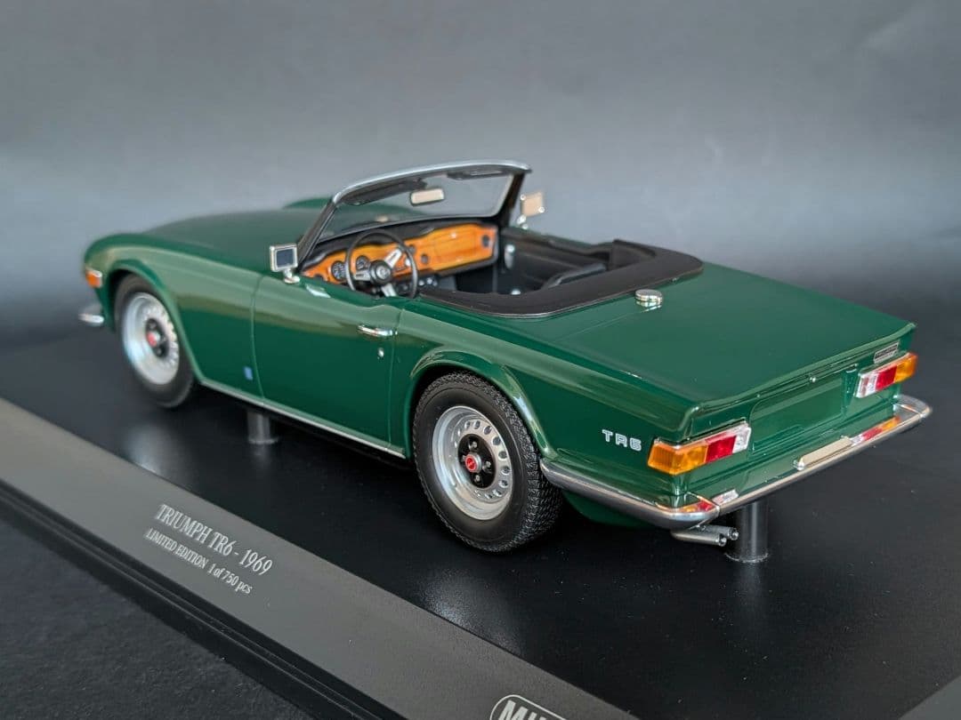 ミニチャンプス 1/18 TRIUMPH TR6 1969 ダークグリーン