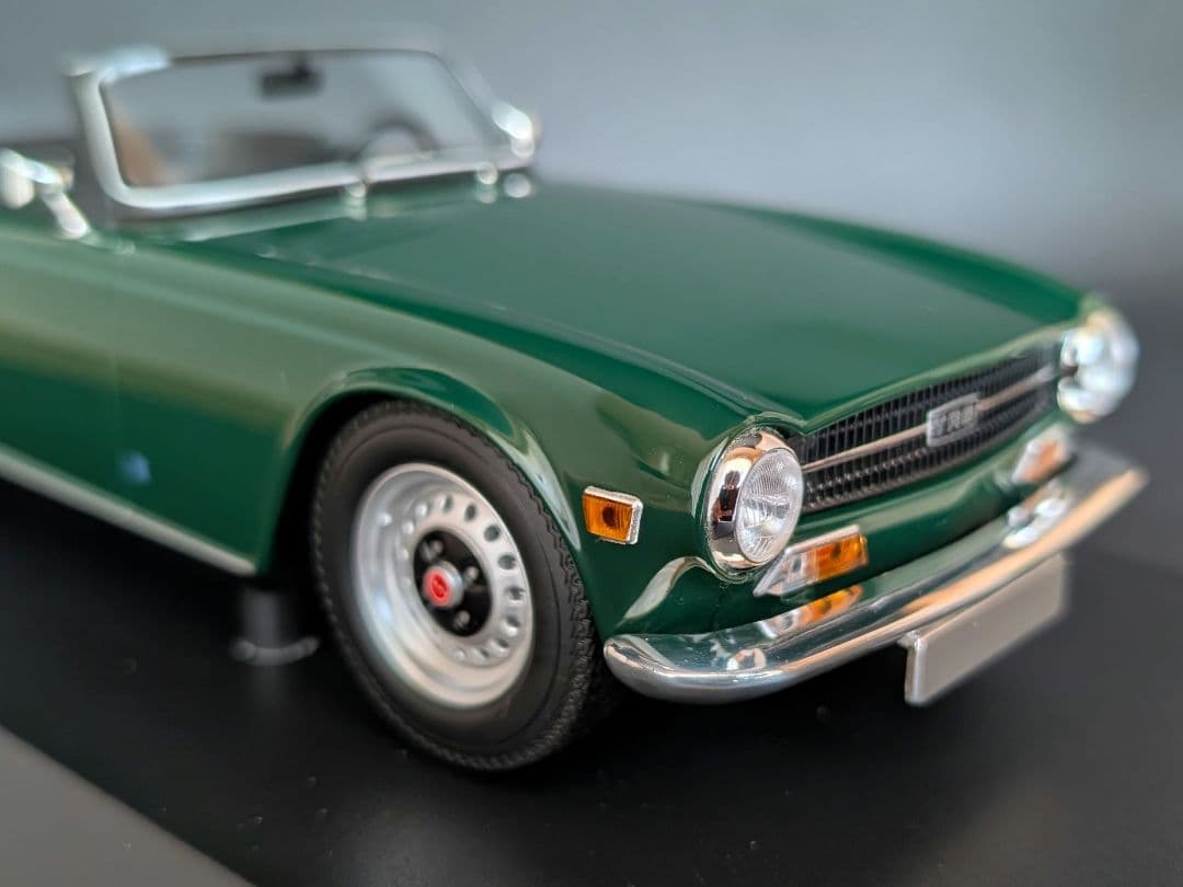 ミニチャンプス 1/18 TRIUMPH TR6 1969 ダークグリーン
