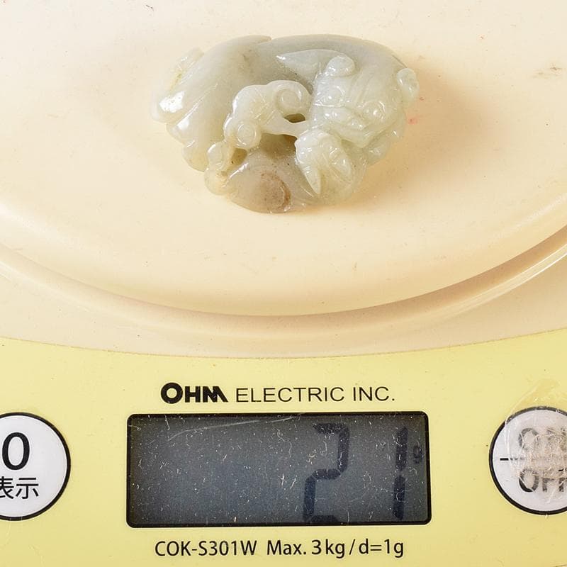 中国　玉石彫刻　神獣　根付　紙鎮　置物　C　8599E