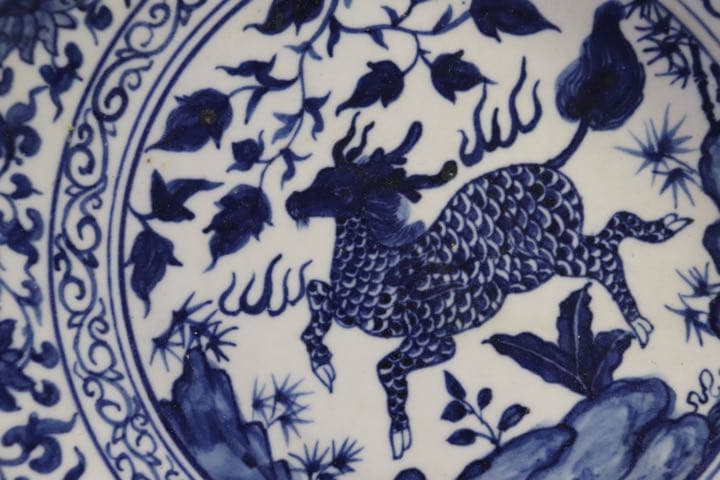 中国　染付花口大皿　麒麟紋　大明宣徳年製銘1123