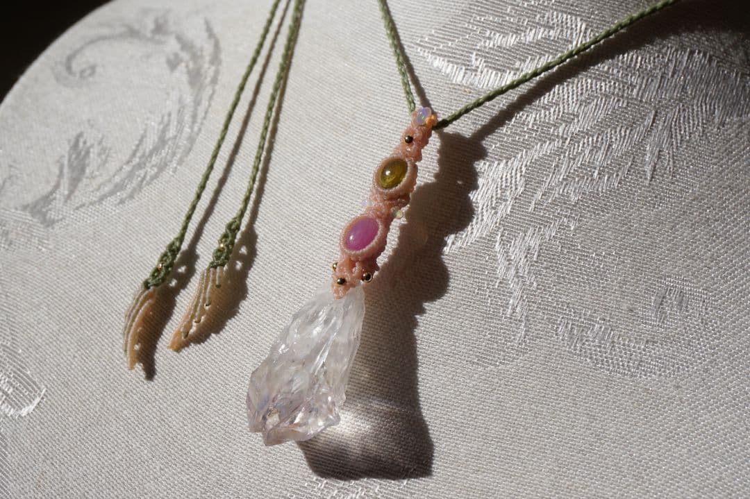 《春の妖精》ピンクアメジスト原石　ペリドット　ルビー　マクラメ　ネックレス