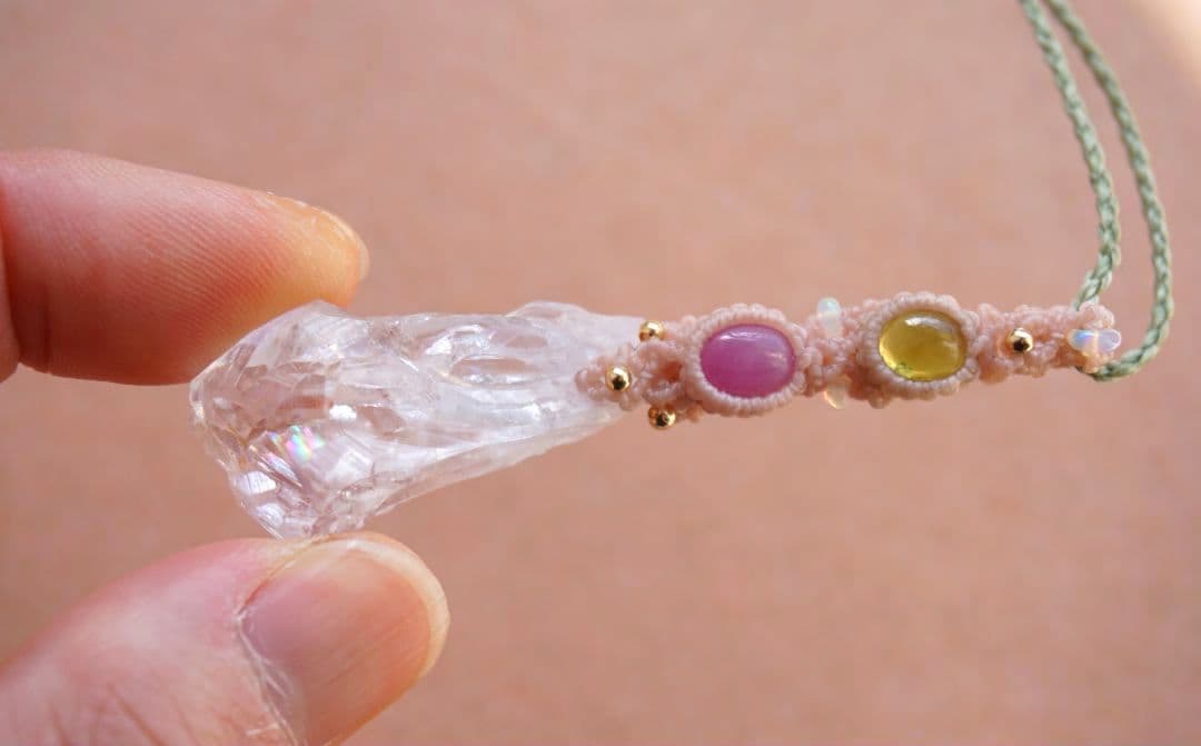 《春の妖精》ピンクアメジスト原石　ペリドット　ルビー　マクラメ　ネックレス